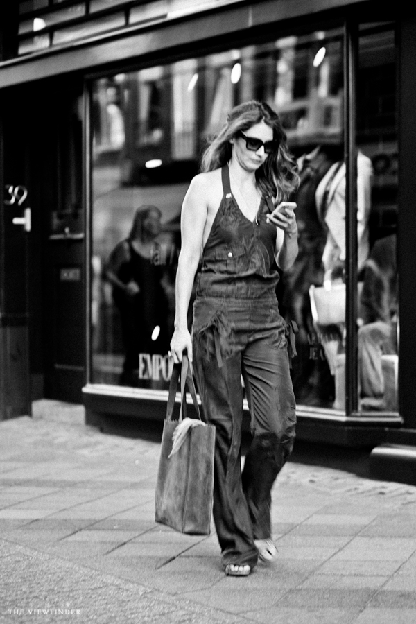 shopping women street style 2 | ©THE VIEWFINDER
