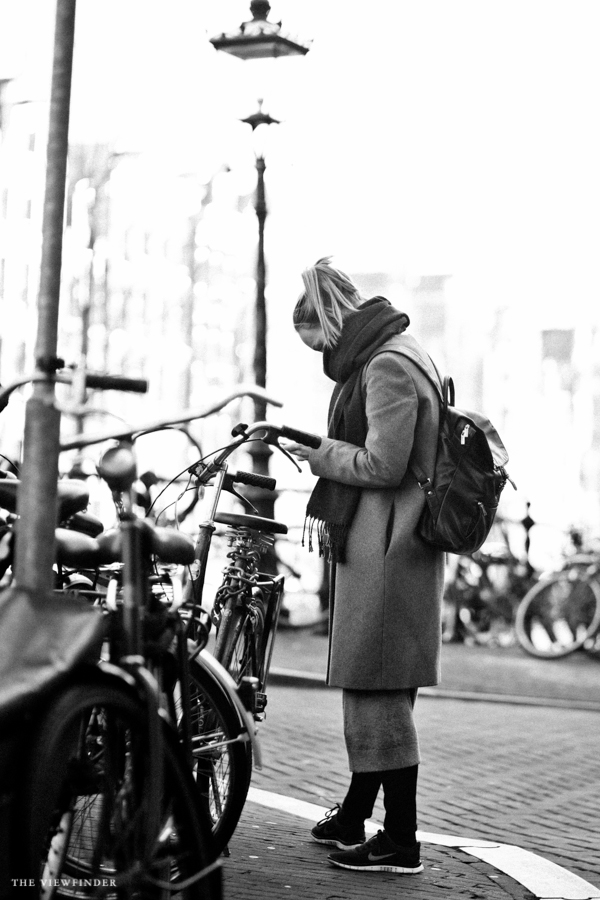 revealing cardigan backbag street style | ©THE VIEWFINDER