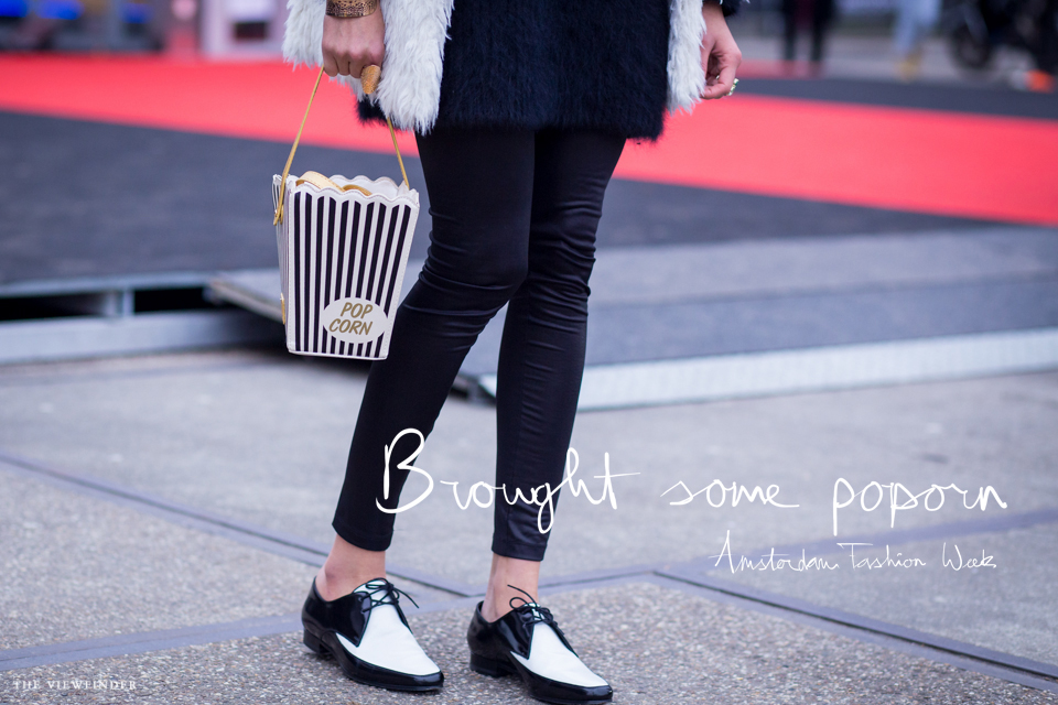 popcorn bucket handbag street style amsterdam fashion week preppy fashionist | ©THE VIEWFINDER