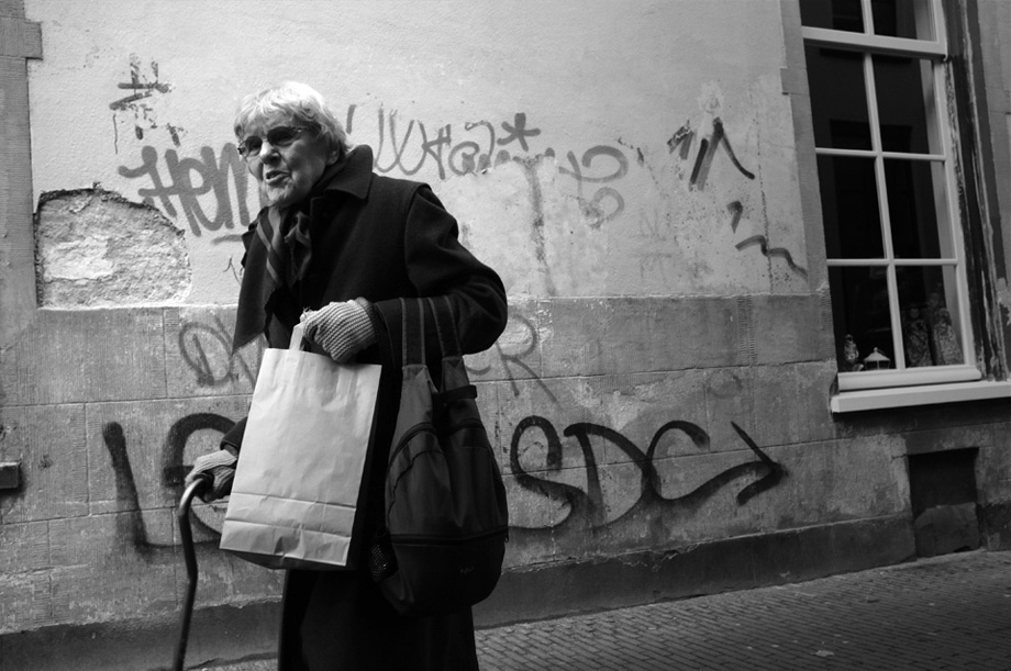 old-woman-vs-grafitti