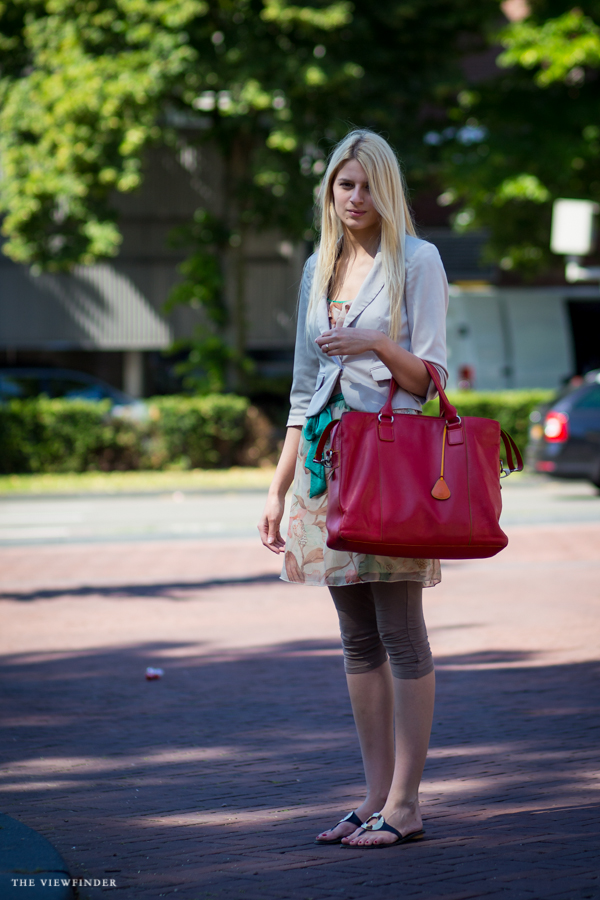 print & red bag | ©The Viewfinder