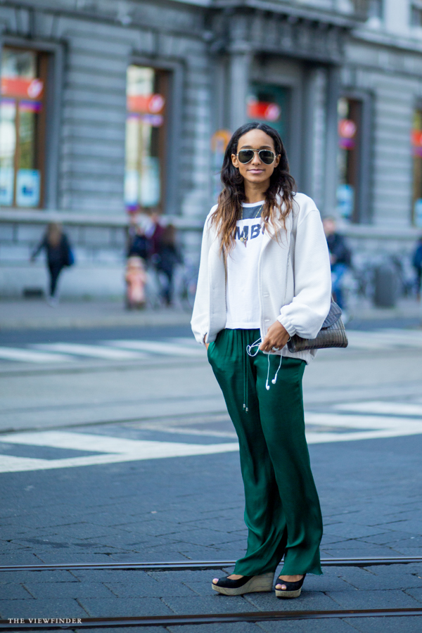 Green trousers street style antwerp | ©THE VIEWFINDER