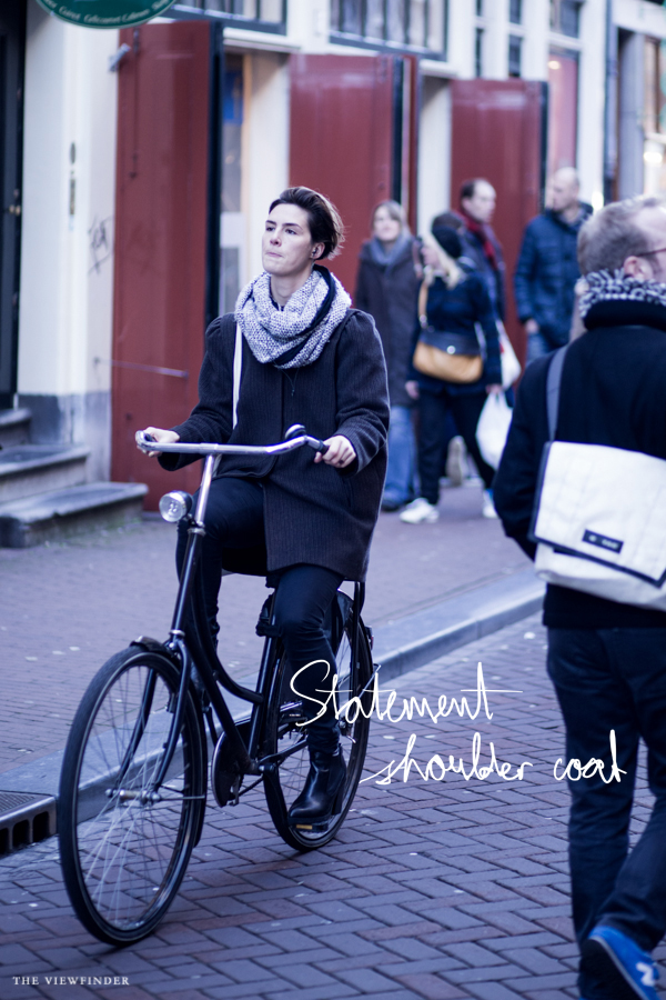 statement shoulder coat street style amsterdam | ©THE VIEWFINDER