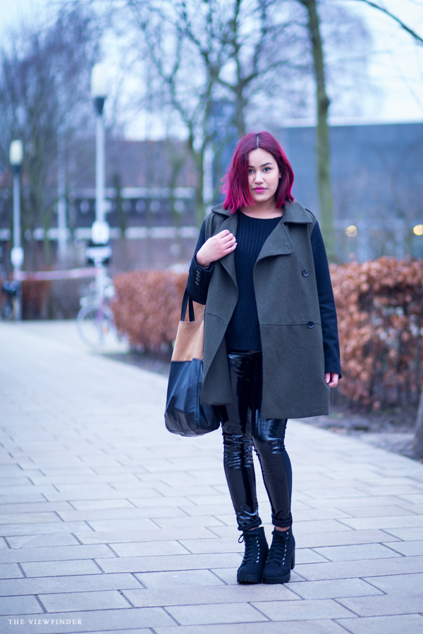 red hair & tight pants | ©THE VIEWFINDER