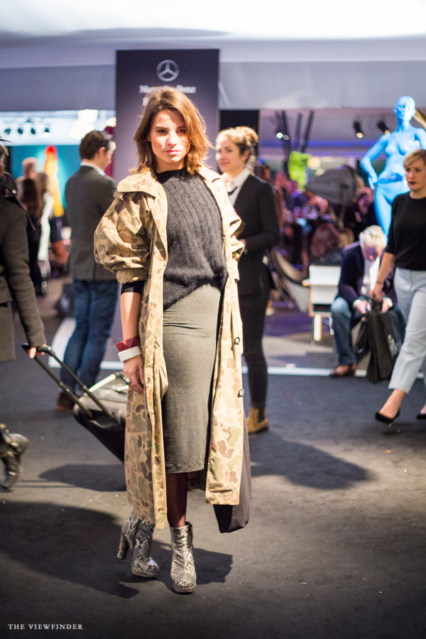 army trenchcoat mbfw street style amsterdam | ©THE VIEWFINDER