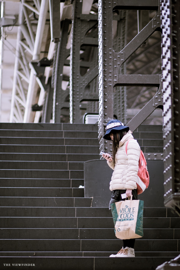 checking train schedule street photography amsterdam | ©THE VIEWFINDER-6567